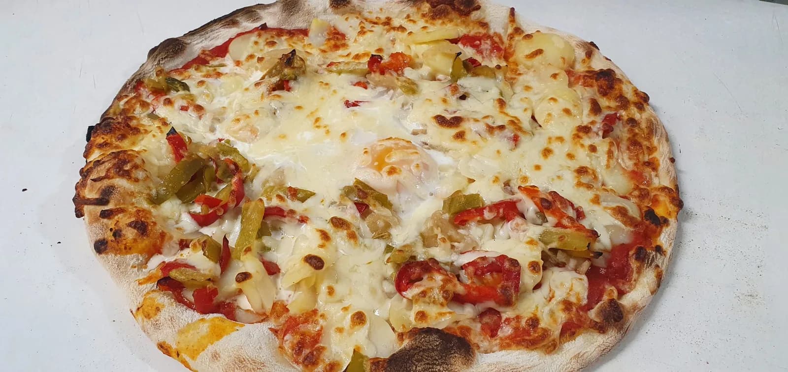 Pizza artisanale préparée maison